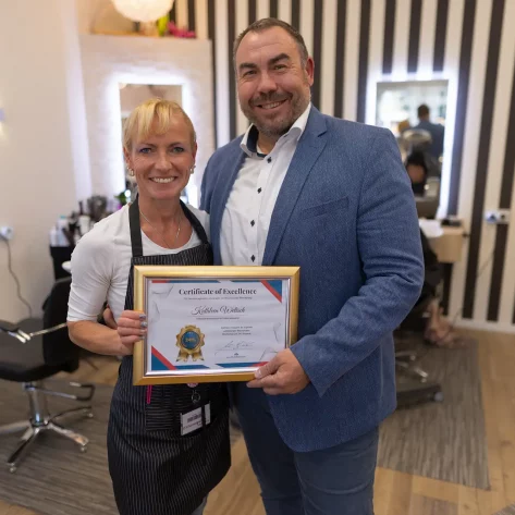 Certificate of Excellence mit Multi-Unternehmer und Erfolgsmentor Mario Bartilla und Handwerksmeister Kathleen Welisch vom Friseursalon am Gutshof